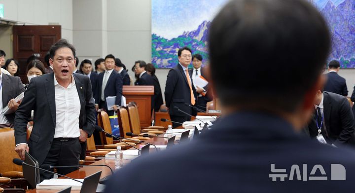 [서울=뉴시스] 고범준 기자 = 김태규 국민의힘 의원이 30일 서울 여의도 국회 운영위원회에서 열린 국회사무처 등에 대한 국정감사가 종료된 후 한병도 위원장에게 언성을 높이고 있다. 2026.10.30. bjko@newsis.com