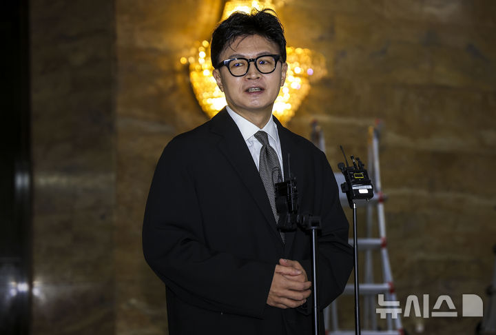 [서울=뉴시스] 정병혁 기자 = 한동훈 무소속 의원이 30일 서울 여의도 국회 로텐더홀에서 현안 관련 기자회견을 하고 있다. 2026.10.30. jhope@newsis.com