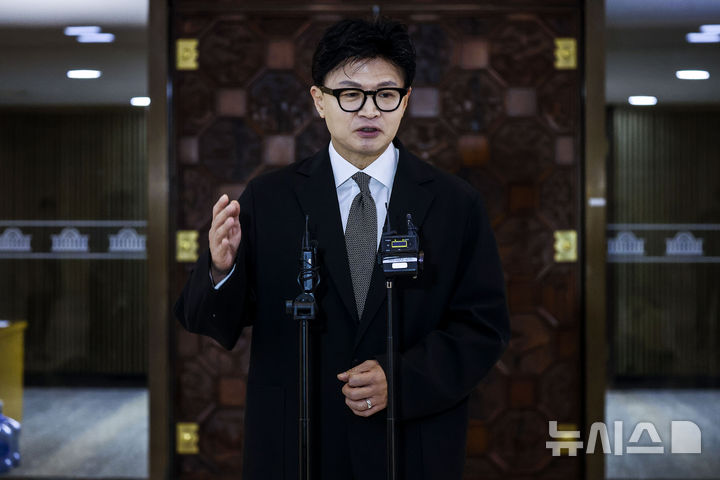 [서울=뉴시스] 정병혁 기자 = 한동훈 무소속 의원이 30일 서울 여의도 국회 로텐더홀에서 현안 관련 기자회견을 하고 있다. 2026.10.30. jhope@newsis.com