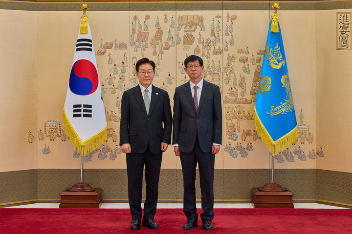 [서울=뉴시스] 김진아 기자 = 이재명 대통령이 30일 청와대에서 최길수 특별감찰관에게 임명장을 수여 후 기념촬영을 하고 있다. (사진=청와대 제공) 2026.10.30. photo@newsis.com *재판매 및 DB 금지