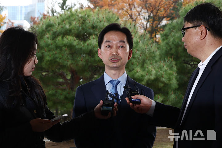 [서울=뉴시스] 고승민 기자 = 김지용 중대범죄수사청장이 30일 이정현 공소청장 직무대행 예방을 위해 서울 공소청으로 들어서던 중 취재진 질문에 답하고 있다. 2026.10.30. kkssmm99@newsis.co