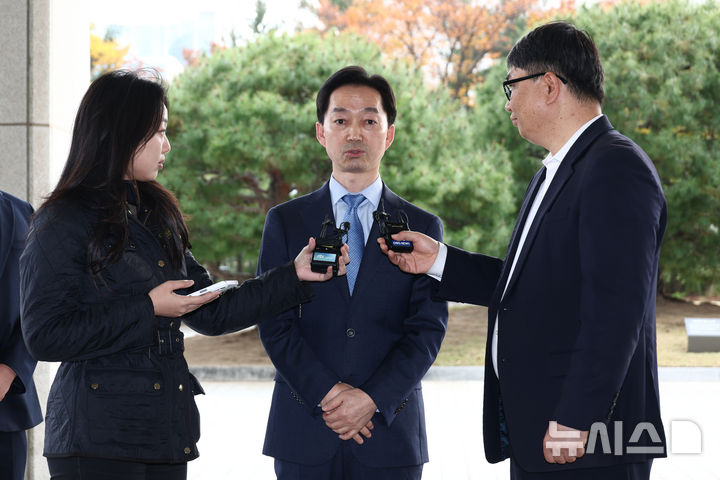 [서울=뉴시스] 고승민 기자 = 김지용 중대범죄수사청장이 30일 이정현 공소청장 직무대행 예방을 위해 서울 공소청으로 들어서던 중 취재진 질문에 답하고 있다. 2026.10.30. kkssmm99@newsis.co