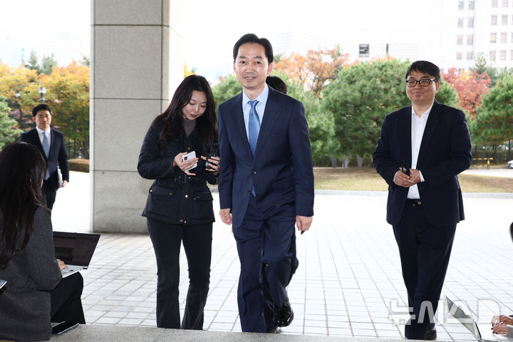 [서울=뉴시스] 고승민 기자 = 김지용 중대범죄수사청장이 30일 이정현 공소청장 직무대행 예방을 위해 서울 공소청으로 들어서고 있다. 2026.10.30. kkssmm99@newsis.co
