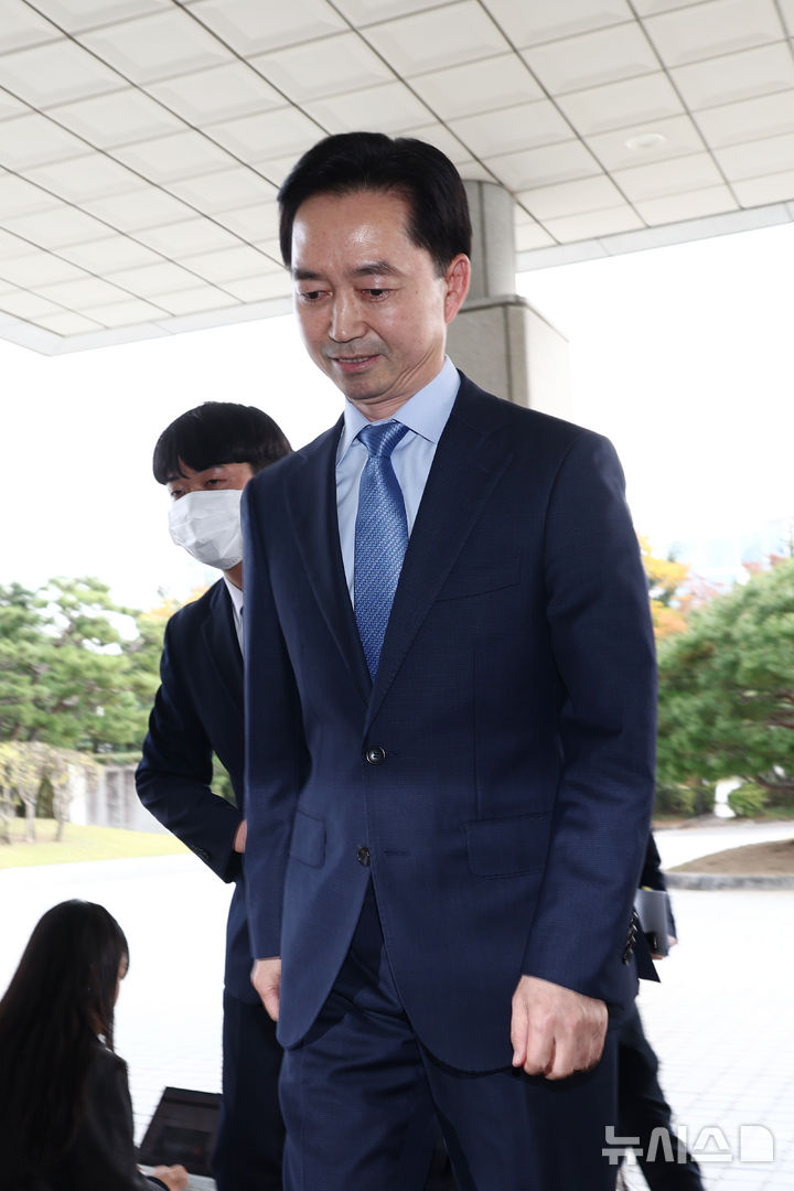 [서울=뉴시스] 고승민 기자 = 김지용 중대범죄수사청장이 30일 이정현 공소청장 직무대행 예방을 위해 서울 공소청으로 들어서고 있다. 2026.10.30. kkssmm99@newsis.co