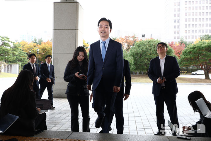 [서울=뉴시스] 고승민 기자 = 김지용 중대범죄수사청장이 30일 이정현 공소청장 직무대행 예방을 위해 서울 공소청으로 들어서고 있다. 2026.10.30. kkssmm99@newsis.co