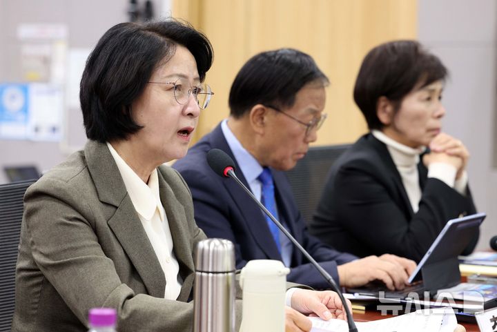 [서울=뉴시스] 고범준 기자 = 추미애 경기도지사가 30일 서울 여의도 국회 의원회관에서 열린 지방재정 확충을 위한 지방세제 개편 정책토론회에서 환영사를 하고 있다. 2026.10.30. bjko@newsis.com