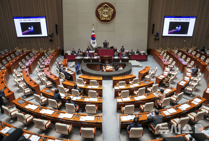 [서울=뉴시스] 정병혁 기자 = 이광재 국회 예산결산특별위원장이 30일 서울 여의도 국회에서 열린 예산결산특별위원회의 2027년도 예산안 및 기금운용계획안에 대한 공청회에서 테슬라 로드스터 영상 관련 발언을 하고 있다. 2026.10.30. jhope@newsis.com
