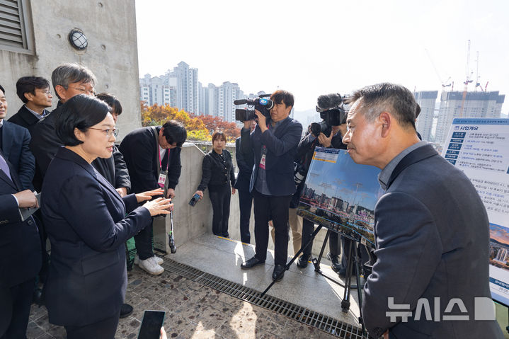 [서울=뉴시스] 황준선 기자 = 한성숙 국무총리가 30일 오후 불광동 329-32 도심복합사업 주택공급 현장 점검차 서울 은평구구립도서관을 방문해 관계자에게 질문하고 있다. 2026.10.30. hwang@newsis.com