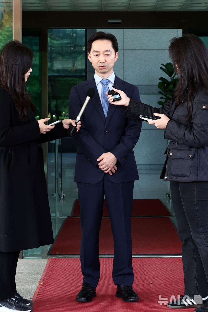 [서울=뉴시스] 고승민 기자 = 김지용 중대범죄수사청장이 30일 서울 공소청에서 이정현 공소청장 직무대행 예방을 마친 뒤 청사를 나서던 중 취재진 질문에 답하고 있다. 2026.10.30. kkssmm99@newsis.co