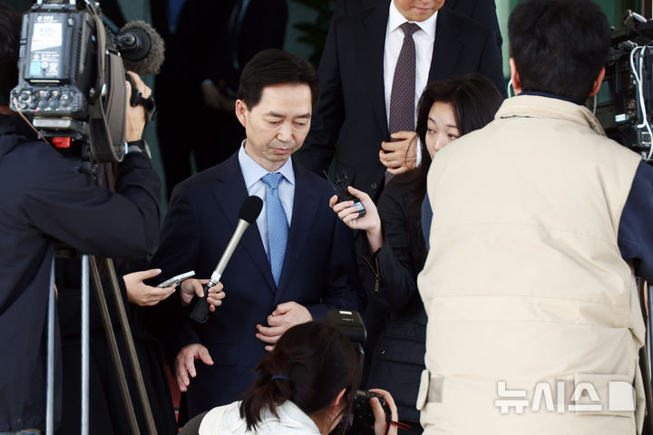 [서울=뉴시스] 고승민 기자 = 김지용 중대범죄수사청장이 30일 서울 공소청에서 이정현 공소청장 직무대행 예방을 마친 뒤 청사를 나서고 있다. 2026.10.30. kkssmm99@newsis.co