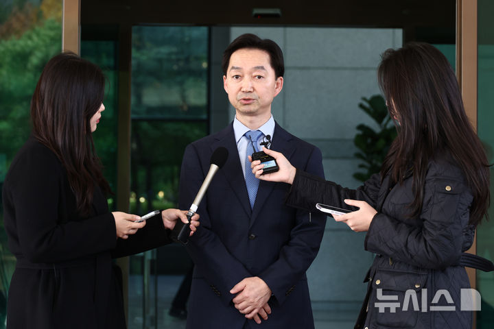 [서울=뉴시스] 고승민 기자 = 김지용 중대범죄수사청장이 30일 서울 공소청에서 이정현 공소청장 직무대행 예방을 마친 뒤 청사를 나서던 중 취재진 질문에 답하고 있다. 2026.10.30. kkssmm99@newsis.co