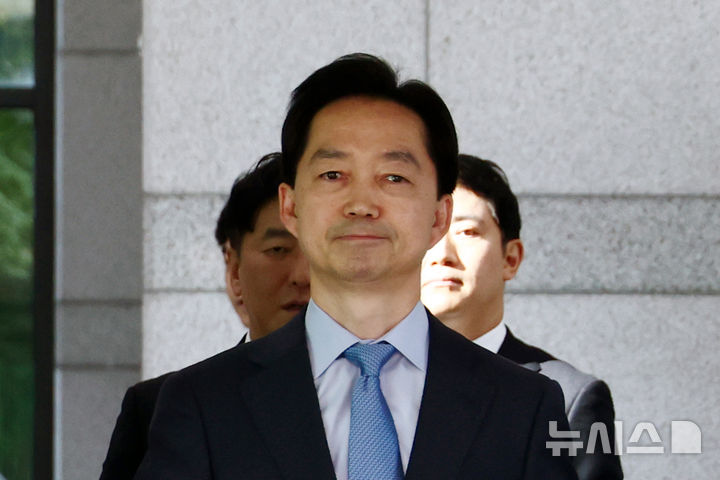 [서울=뉴시스] 고승민 기자 = 김지용 중대범죄수사청장이 30일 서울 공소청에서 이정현 공소청장 직무대행 예방을 마친 뒤 청사를 나서고 있다. 2026.10.30. kkssmm99@newsis.co