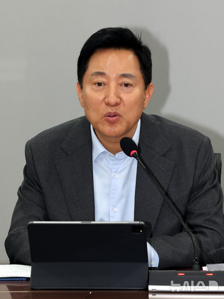 [서울=뉴시스] 박주성 기자 = 오세훈 서울시장이 30일 오후 서울시청 본관 기획상황실에서 열린 외로움 없는 서울 2 현안회의에서 모두발언을 하고 있다. 2026.10.30. park7691@newsis.com