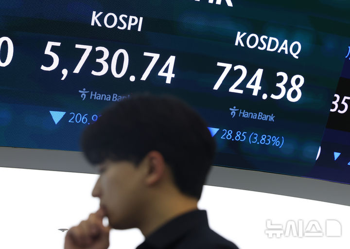 [서울=뉴시스] 김명년 기자 = 2일 오후 서울 중구 하나은행 딜링룸에서 딜러들이 업무를 보고 있다. 코스피는 206.92포인트(3.48%) 내린 5730.74에 장을 마쳤다. 코스닥 지수는 28.85포인트(3.83%) 내린 724.38에 거래를 종료했다. 서울 외환시장에서 원·달러 환율은 2.5원 내린 1334.3원에 주간 거래를 마감했다. 2026.10.30. kmn@newsis.com