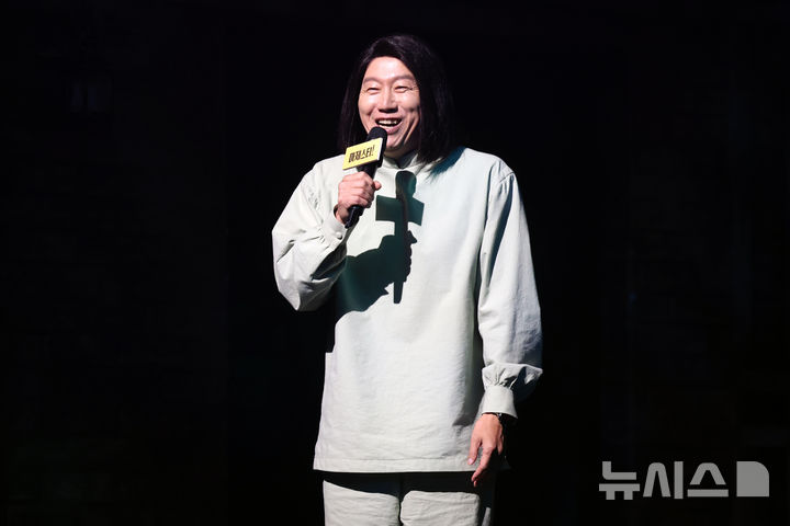 [서울=뉴시스] 박진희 기자 = 뮤지컬 '마제스티' 프로듀서 김수로가 30일 서울 종로구 NOL 씨어터 대학로 우리카드홀에서 언론시연회를 하고 있다. 2026.10.30. pak7130@newsis.com