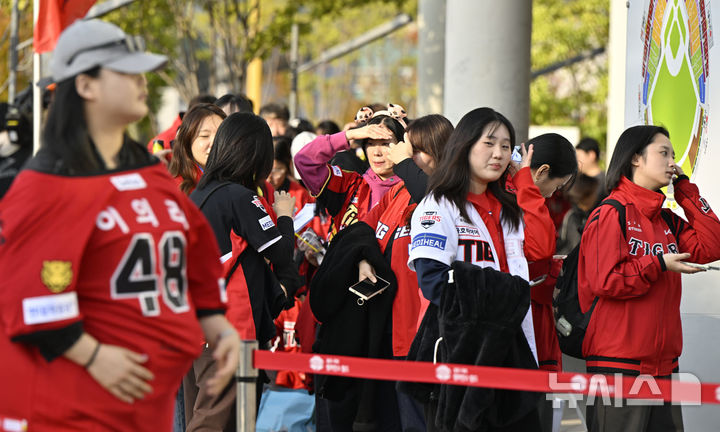 [전남광주=뉴시스] 양시원 기자 = 2026 신한 쏠 KBO 포스트시즌 플레이오프 4차전 KIA타이거즈 대 삼성 라이온즈의 경기가 열리는 30일 오후 전남광주 북구 광주-기아챔피언스필드에서 야구 팬들이 경기장 입장을 기다리고 있다. 2026.10.30. goodwrite97@newsis.com