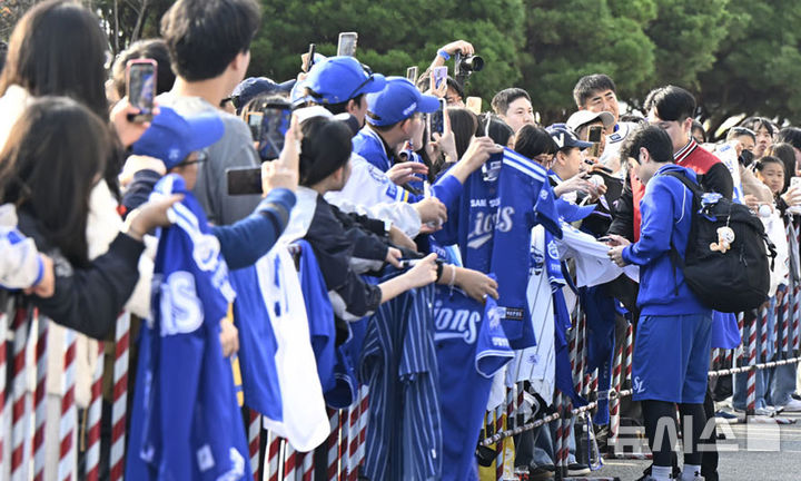 [전남광주=뉴시스] 양시원 기자 = 2026 신한 쏠 KBO 포스트시즌 플레이오프 4차전 KIA타이거즈 대 삼성 라이온즈의 경기가 열리는 30일 오후 전남광주 북구 광주-기아챔피언스필드에서 삼성 라이온즈 팬들이 경기장에 도착한 선수들을 응원하고 있다. 2026.10.30. goodwrite97@newsis.com