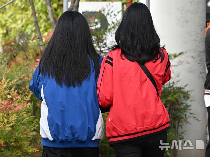 [전남광주=뉴시스] 이현행 기자 = 30일 오후 전남광주 북구 광주-기아챔피언스필드 앞에서 야구 팬들이 KBO 플레이오프 4차전 삼성라이온드 대 KIA타이거즈의 경기 관람을 위해 경기장을 찾고 있다. 2026.10.30. lhh@newsis.com