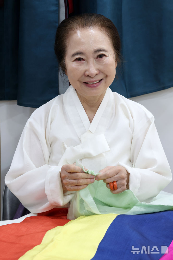 [서울=뉴시스] 박진희 기자 = 국가무형유산 침선장 구혜자 보유자가 30일 서울 강남구 국가무형유산전수교육관에서 인터뷰 하고 있다. 2026.10.31. pak7130@newsis.com