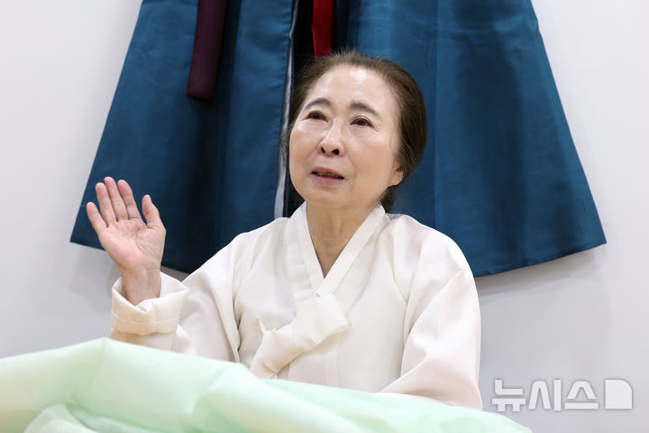 [서울=뉴시스] 박진희 기자 = 국가무형유산 침선장 구혜자 보유자가 30일 서울 강남구 국가무형유산전수교육관에서 인터뷰 하고 있다. 2026.10.31. pak7130@newsis.com