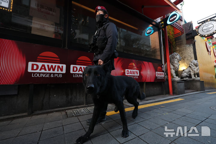 [서울=뉴시스] 김명년 기자 = 핼러윈 데이를 하루 앞둔 30일 오후 서울 용산구 이태원 세계음식거리에서 경찰이 순찰을 하고 있다. 2026.10.30. kmn@newsis.com