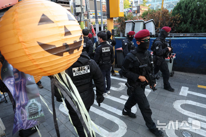 [서울=뉴시스] 김명년 기자 = 핼러윈 데이를 하루 앞둔 30일 오후 서울 용산구 이태원 세계음식거리에서 경찰이 순찰을 하고 있다. 2026.10.30. kmn@newsis.com