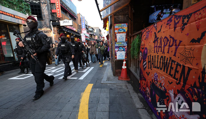 [서울=뉴시스] 김명년 기자 = 핼러윈 데이를 하루 앞둔 30일 오후 서울 용산구 이태원 세계음식거리에서 경찰이 순찰을 하고 있다. 2026.10.30. kmn@newsis.com