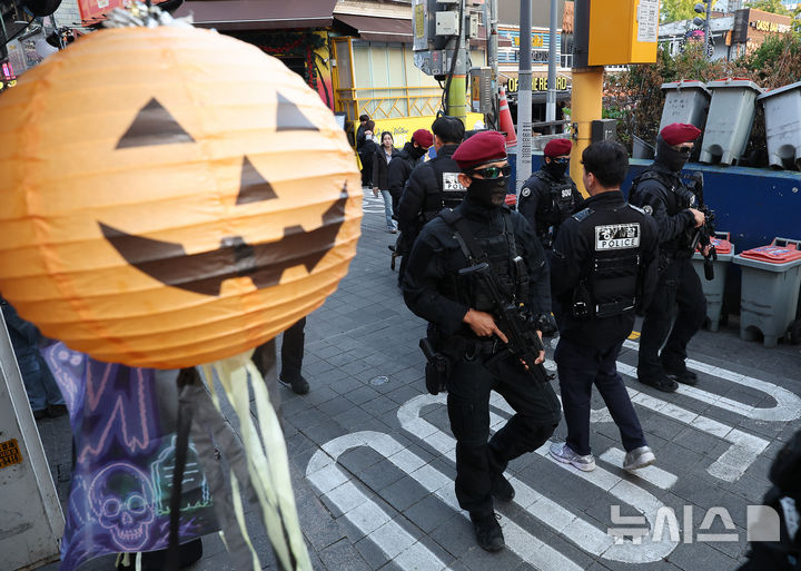 [서울=뉴시스] 김명년 기자 = 핼러윈 데이를 하루 앞둔 30일 오후 서울 용산구 이태원 세계음식거리에서 경찰이 순찰을 하고 있다. 2026.10.30. kmn@newsis.com