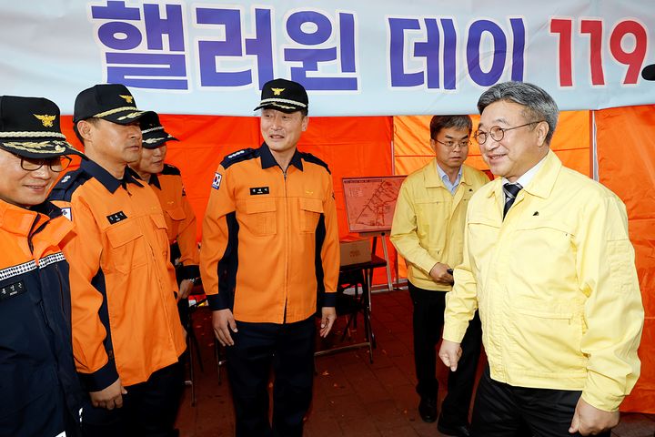 [서울=뉴시스] 김금보 기자 = 윤호중 행정안전부 장관이 30일 오후 서울 마포구 인파밀집지역인 홍대거리를 방문하여 핼러윈 대비 안전관리대책 현장을 점검하며 소방관계자들을 격려하고 있다. (사진=행정안전부 제공) 2026.10.30. photo@newsis.com *재판매 및 DB 금지