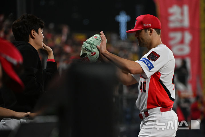 [전남광주=뉴시스] 이영주 기자 = 30일 오후 전남광주 북구 광주-기아챔피언스필드에서 열린 2026 KBO 포스트시즌 플레이오프 4차전 삼성라이온즈 대 KIA타이거즈의 경기. 1회 초 이닝을 마친 KIA 선발 네일이 더그아웃으로 들어오고 있다. 2026.10.30. leeyj2578@newsis.com