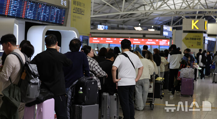 [인천공항=뉴시스] 전진환 기자 = 30일 인천국제공항에서 항공사들이 사용하는 네트워크와 발권시스템에 장애가 발생해 탑승 수속이 지연돼 이용객들이 발권을 위해 줄지어 서 있다. 2026.10.30. amin2@newsis.com