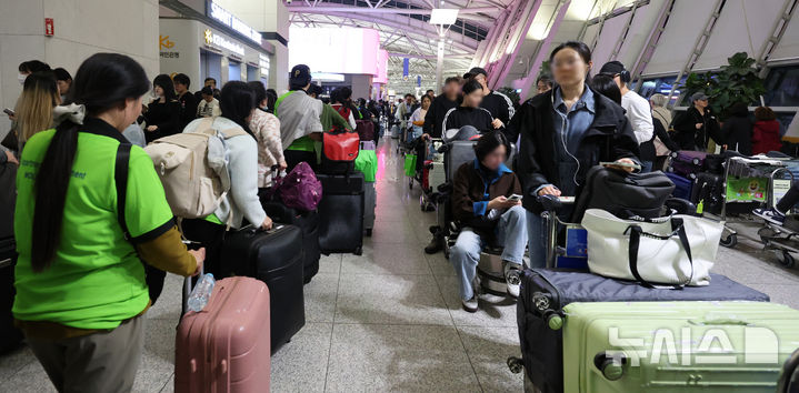 [인천공항=뉴시스] 전진환 기자 = 30일 인천국제공항에서 항공사들이 사용하는 네트워크와 발권시스템에 장애가 발생해 탑승 수속이 지연돼 이용객들이 발권을 위해 줄지어 서 있다. 2026.10.30. amin2@newsis.com
