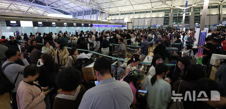 [인천공항=뉴시스] 전진환 기자 = 30일 인천국제공항에서 항공사들이 사용하는 네트워크와 발권시스템에 장애가 발생해 탑승 수속이 지연돼 이용객들이 발권을 위해 줄지어 서 있다. 2026.10.30. amin2@newsis.com