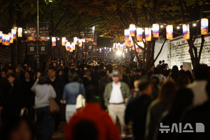 [서울=뉴시스] 김명년 기자 = 30일 오후 서울 중구 덕수궁 돌담길에서 열린 '2026 정동야행'에서 시민들이 밤거리를 거닐고 있다. 2026.10.30. kmn@newsis.com