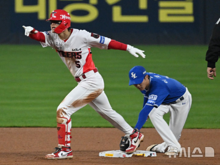 [전남광주=뉴시스] 이현행 기자 = 30일 오후 전남광주 북구 광주-기아챔피언스필드에서 열린 2026 KBO 포스트시즌 플레이오프 4차전 삼성라이온즈 대 KIA타이거즈의 경기. 4회 말 KIA 김도영이 2루타를 치고 선두타자 출루하고 있다. 2026.10.30. lhh@newsis.com