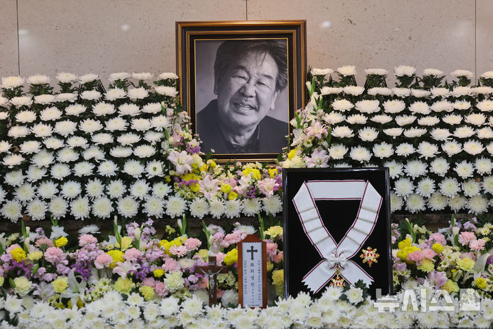 [서울=뉴시스] 사진공동취재단 = 30일 서울 송파구 아산병원 장례식장에 고(故) 최불암의 빈소가 마련돼 있다. 2026.10.30. photo@newsis.com