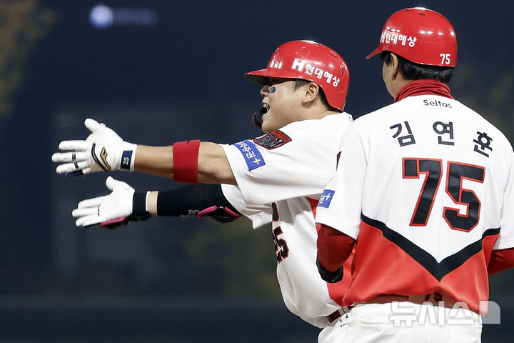 [전남광주=뉴시스] 최동준 기자 = 30일 오후 전남광주 북구 광주-기아챔피언스필드에서 열린 2026 KBO 포스트시즌 플레이오프 4차전 삼성라이온즈 대 KIA타이거즈의 경기. 7회말 2사 1, 3루 상황 KIA 한준수가 1타점 적시타를 친 뒤 기뻐하고 있다. 2026.10.30. photocdj@newsis.com