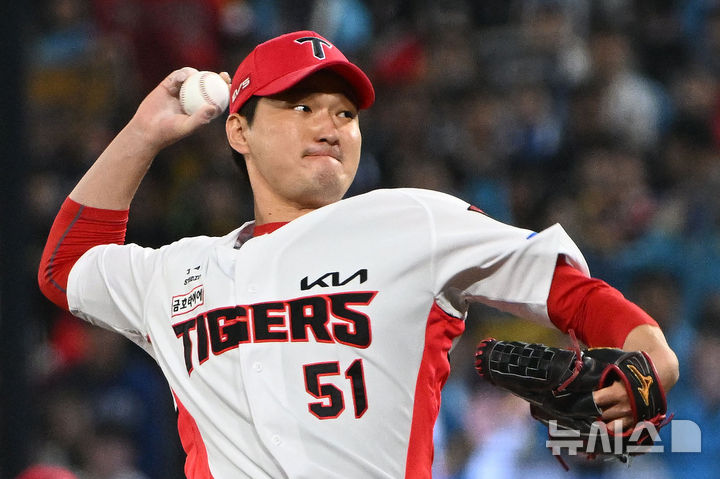 [전남광주=뉴시스] 이영주 기자 = 30일 오후 전남광주 북구 광주-기아챔피언스필드에서 열린 2026 KBO 포스트시즌 플레이오프 4차전 삼성라이온즈 대 KIA타이거즈의 경기. 8회 초 KIA 마무리투수 전상현이 역투하고 있다. 2026.10.30. leeyj2578@newsis.com