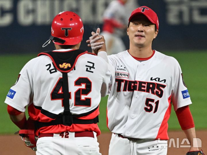 [전남광주=뉴시스] 이현행 기자 = 30일 오후 전남광주 북구 광주-기아챔피언스필드에서 열린 2026 KBO 포스트시즌 플레이오프 4차전 삼성라이온즈 대 KIA타이거즈의 경기. 9회 말 전상현이 3자범퇴로 경기를 마무리하고 김태군과 손을 맞잡고 있다. 2026.10.30. lhh@newsis.com
