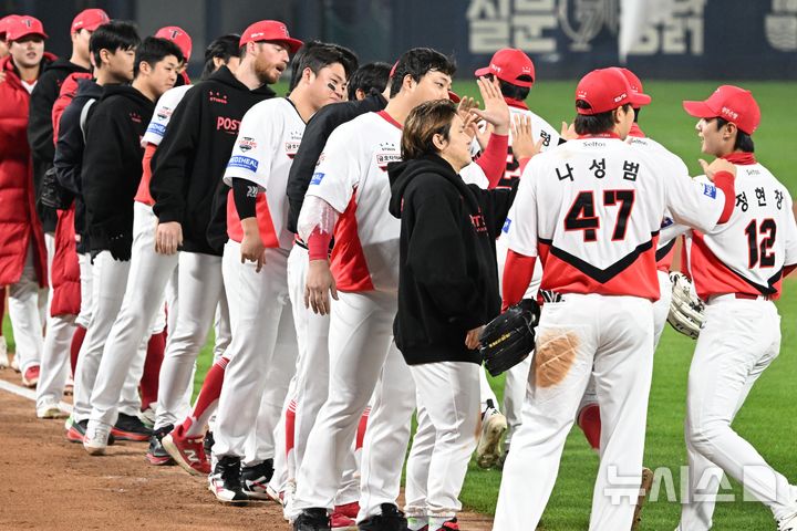 [전남광주=뉴시스] 이현행 기자 = 30일 오후 전남광주 북구 광주-기아챔피언스필드에서 열린 2026 KBO 포스트시즌 플레이오프 4차전 삼성라이온즈 대 KIA타이거즈의 경기. 4대2 기아 타이거즈가 승리한 뒤 선수들이 기뻐하고 있다. 2026.10.30. lhh@newsis.com