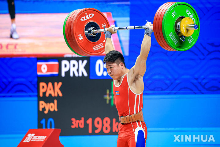 [닝보=신화/뉴시스] 북한의 박별이 30일 중국 닝보에서 열린 2026 국제역도연맹(IWF) 세계선수권대회 남자 70㎏급에서 인상 157㎏, 용상 198㎏, 합계 355㎏를 들어 올려 우승을 차지했다. 2026.10.30.