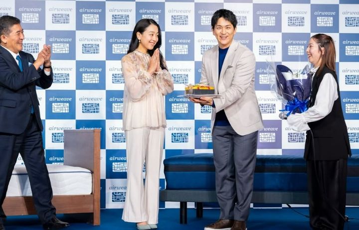 [서울=뉴시스] 일본 피겨스케이팅 선수 출신 아사다 마오가 오랜만에 공식 석상에 자리를 드러내 관심을 모았다. (사진=미우라 리쿠 인스타그램 캡처)
