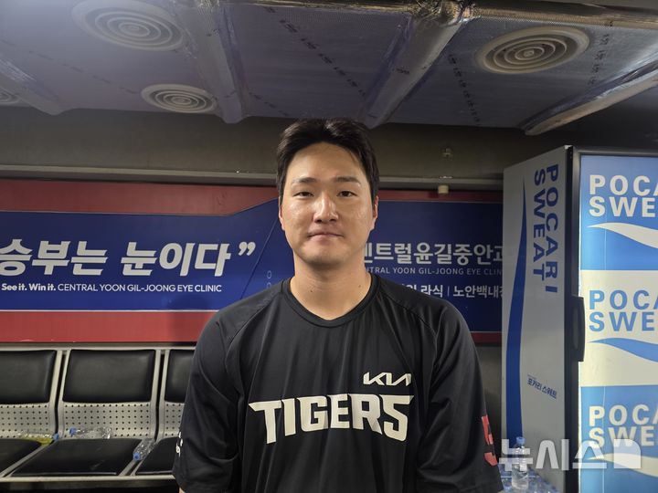 [전남광주=뉴시스] 김희준 기자 = KIA 타이거즈의 전상현이 30일 전남광주 기아챔피언스필드에서 열린 삼성 라이온즈와의 플레이오프 4차전을 마친 뒤 더그아웃에서 포즈를 취하고 있다. 2026.10.30jinxijun@newsis.com