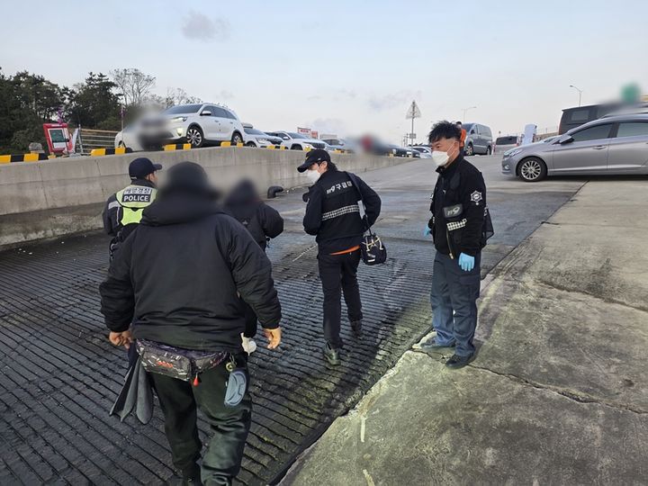 해경이 화상을 입은 낚시객을 119구급대에 인계하고 있다.(사진=군산해경 제공) *재판매 및 DB 금지