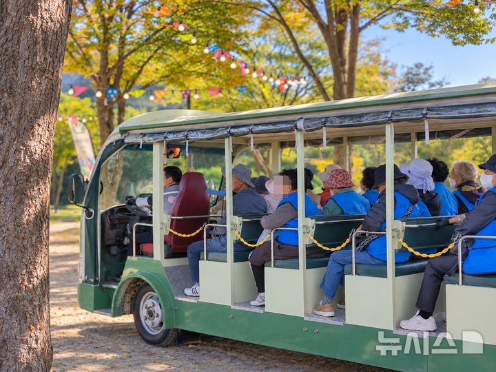 [울산=뉴시스] 31일 오전 울산 태화강국가정원을 찾은 관람객들이 전기관람차를 타고 관람객들이 가을 정취를 만끽하고 있다. 2026.10.31. gorgeouskoo@newsis.com