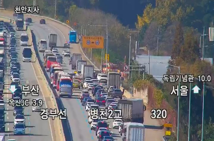 [천안=뉴시스] 경부고속도로 병천2교 인근에서 발생한 사고현장 모습. (사진=국토교통부 제공) 2026.10.31 photo@newsis.com *재판매 및 DB 금지