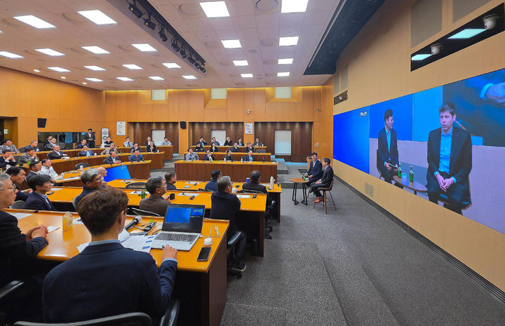 [서울=뉴시스] 31일 경기 용인 삼성인력개발원에서 삼성 사장단과 샘 올트먼(Sam Altman) OpenAI CEO가 간담회를 하고 있다. (사진=삼성전자 제공). 2026.10.31. photo@newsis.com *재판매 및 DB 금지