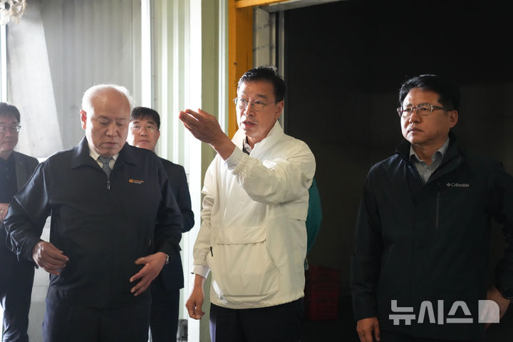 [제주=뉴시스] 위성곤 제주지사가 31일 오전 제주시농협 농산물산지유통센터를 찾아 작업현장 안전관리 실태를 점검하고 있다. (사진=제주도 제공) 2026.10.31. photo@newsis.com