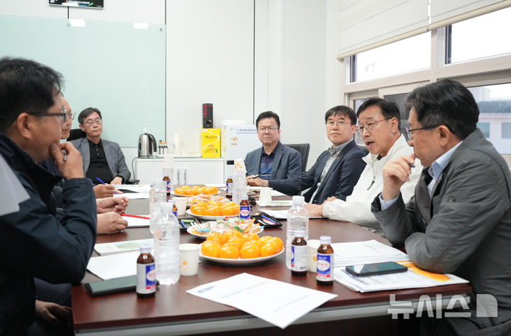 [제주=뉴시스] 위성곤 제주지사가 31일 오전 제주시농협 농산물산지유통센터를 찾아 작업현장 안전관리 실태를 점검하고 있다. (사진=제주도 제공) 2026.10.31. photo@newsis.com