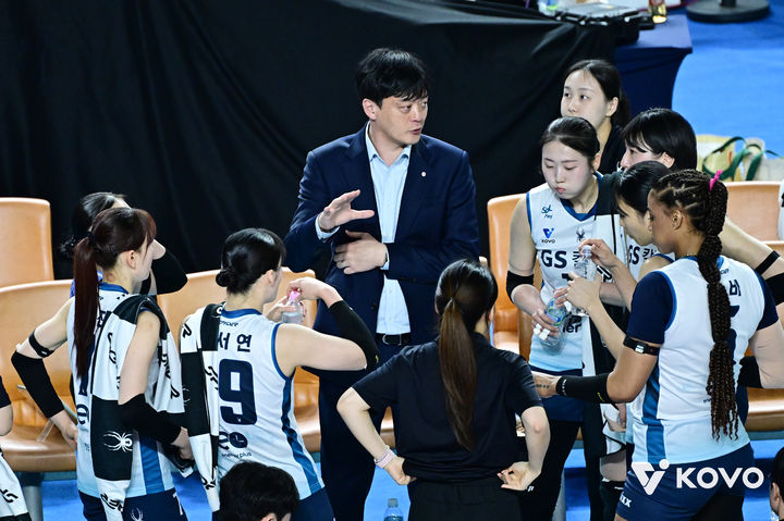 [서울=뉴시스] 여자 프로배구 GS칼텍스 이영택 감독이 18일 전남광주 여주의 진남체육관에서 열린 2026 여수 NH농협컵 프로배구대회 한국도로공사와의 결승에서 선수들에게 지시를 내리고 있다. (사진=KOVO 제공) 2026.10.18. *재판매 및 DB 금지